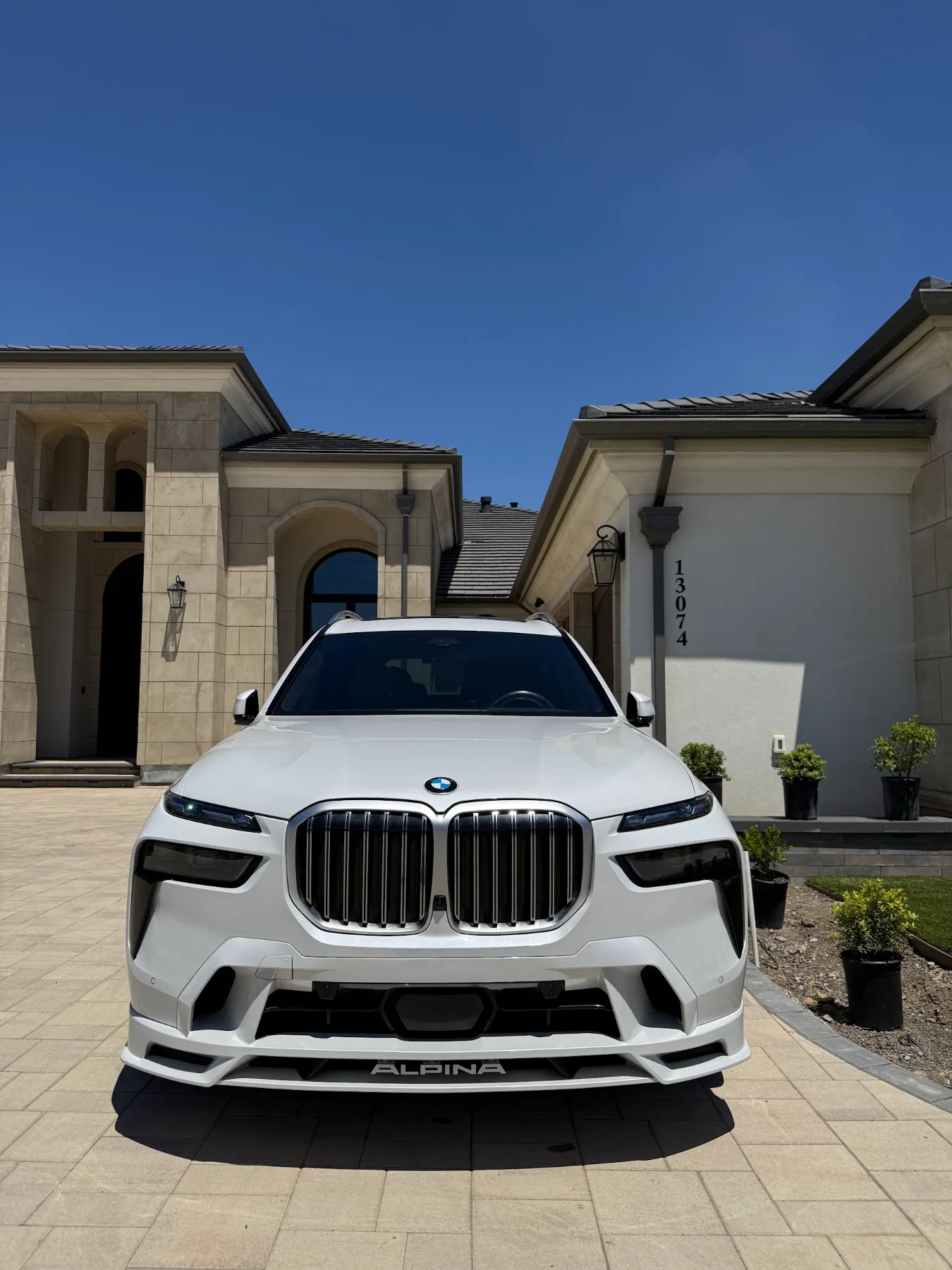 Front of a white BMW X7 after an exterior detail